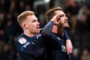 Dwóch graczy Huddersfield przenosi się do beniaminka Premier League