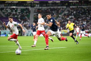 Mistrzostwa świata 2022: Francja awansowała do ćwierćfinału, Polacy wracają do kraju, honorowe trafienie Lewandowskiego