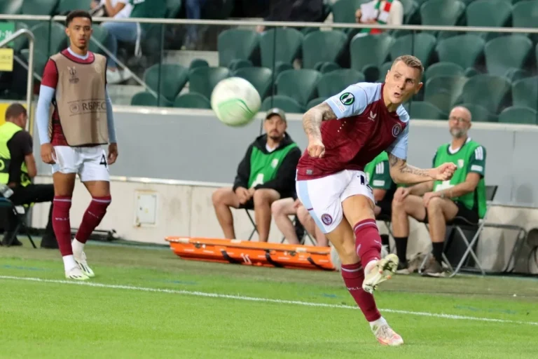 Aston Villa - Lucas Digne