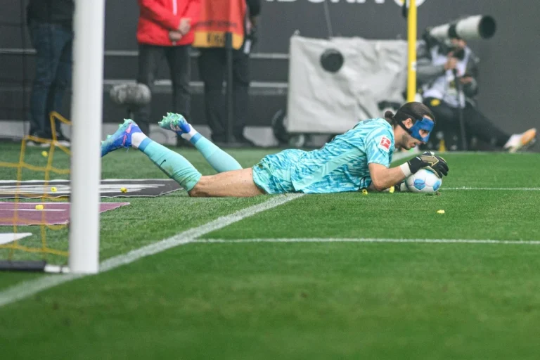 Vfl Wolfsburg - Kamil Grabara 1