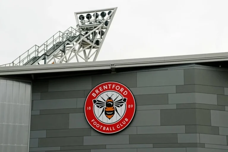 Brentford - logo 1 stadion