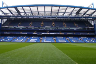 Chelsea - stadion Stamford Bridge 3 trybuny murawa