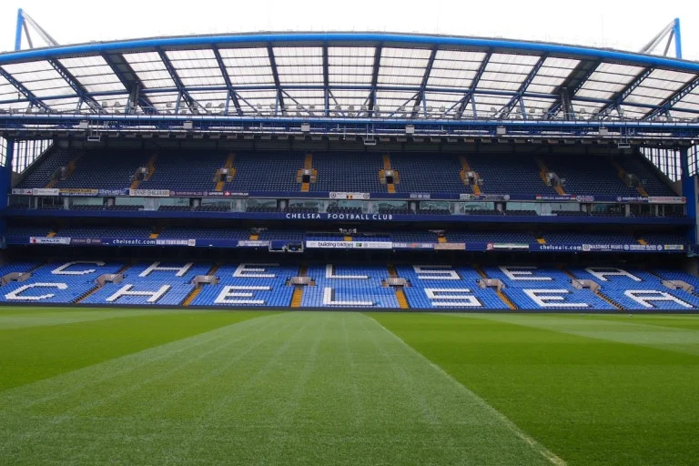 Chelsea - stadion Stamford Bridge 3 trybuny murawa