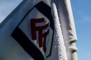 Fulham - logo 4 flaga