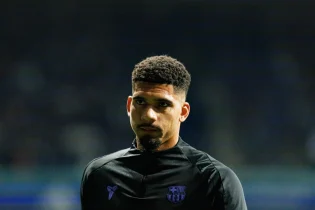 FC Barcelona - Ronald Araujo 3