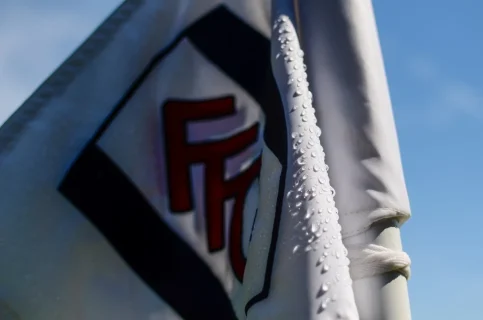 Fulham - logo 4 flaga