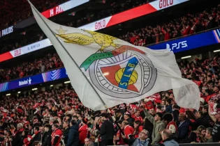 Benfica Lizbona - kibice 1 trybuny logo flaga