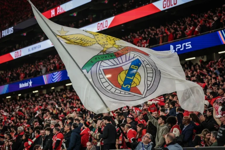 Benfica Lizbona - kibice 1 trybuny logo flaga