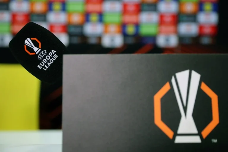 Liga Europy - logo 4 mikrofon konferencja