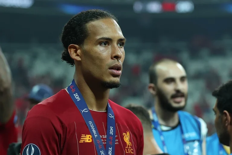 Liverpool - Virgil van Dijk z medalem