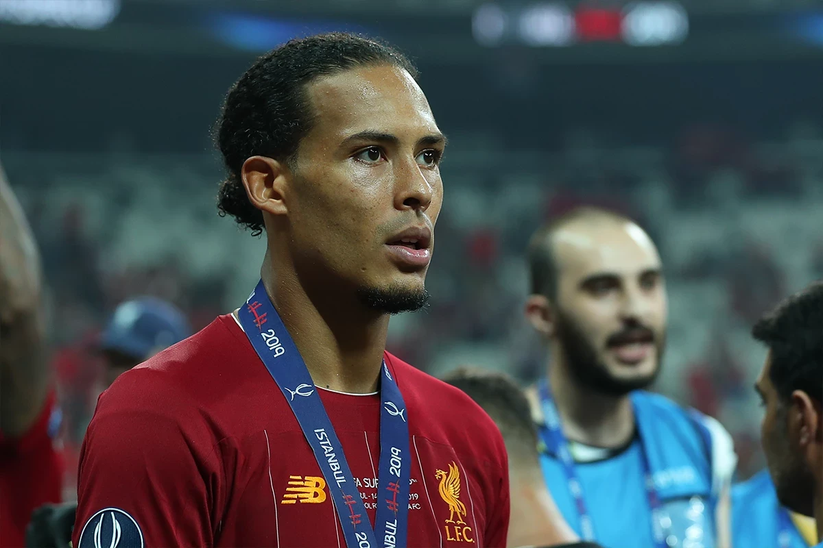 Liverpool - Virgil van Dijk z medalem
