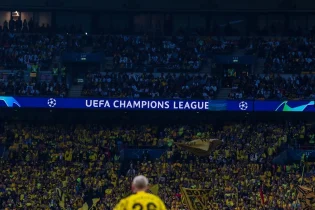 Borussia Dortmund - Liga Mistrzów trybuny logo napis